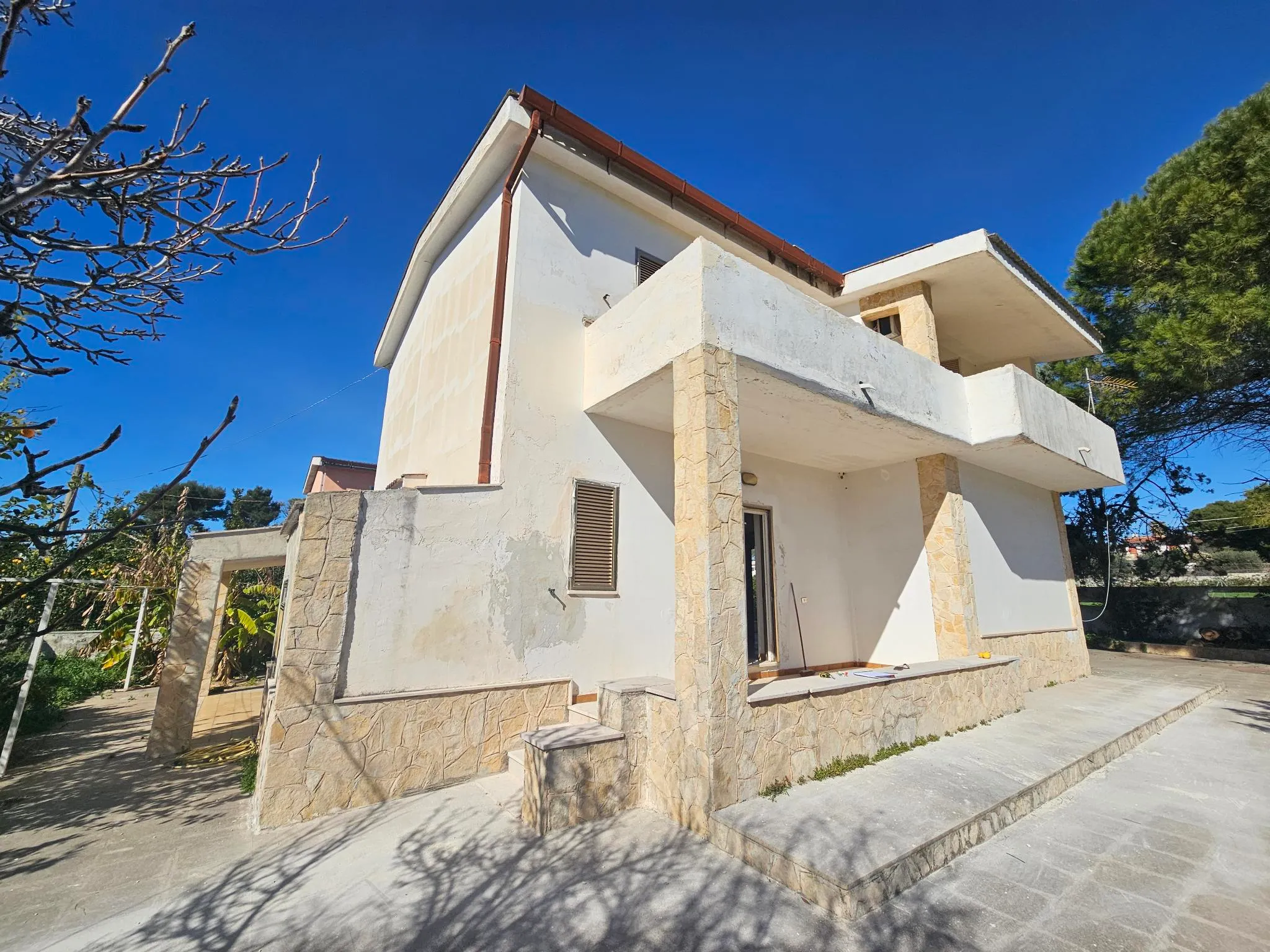 Façade en pierre de Casa du Sole pendant sa rénovation à Marina di Pulsano