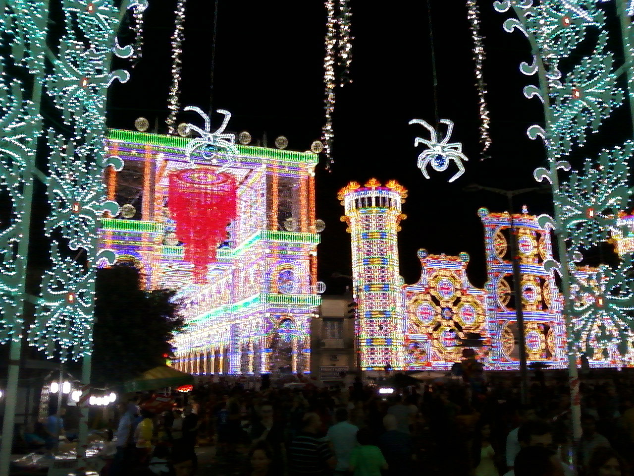 Luminarie de la fête de Santa Domenica à Scorrano, dans le Salento