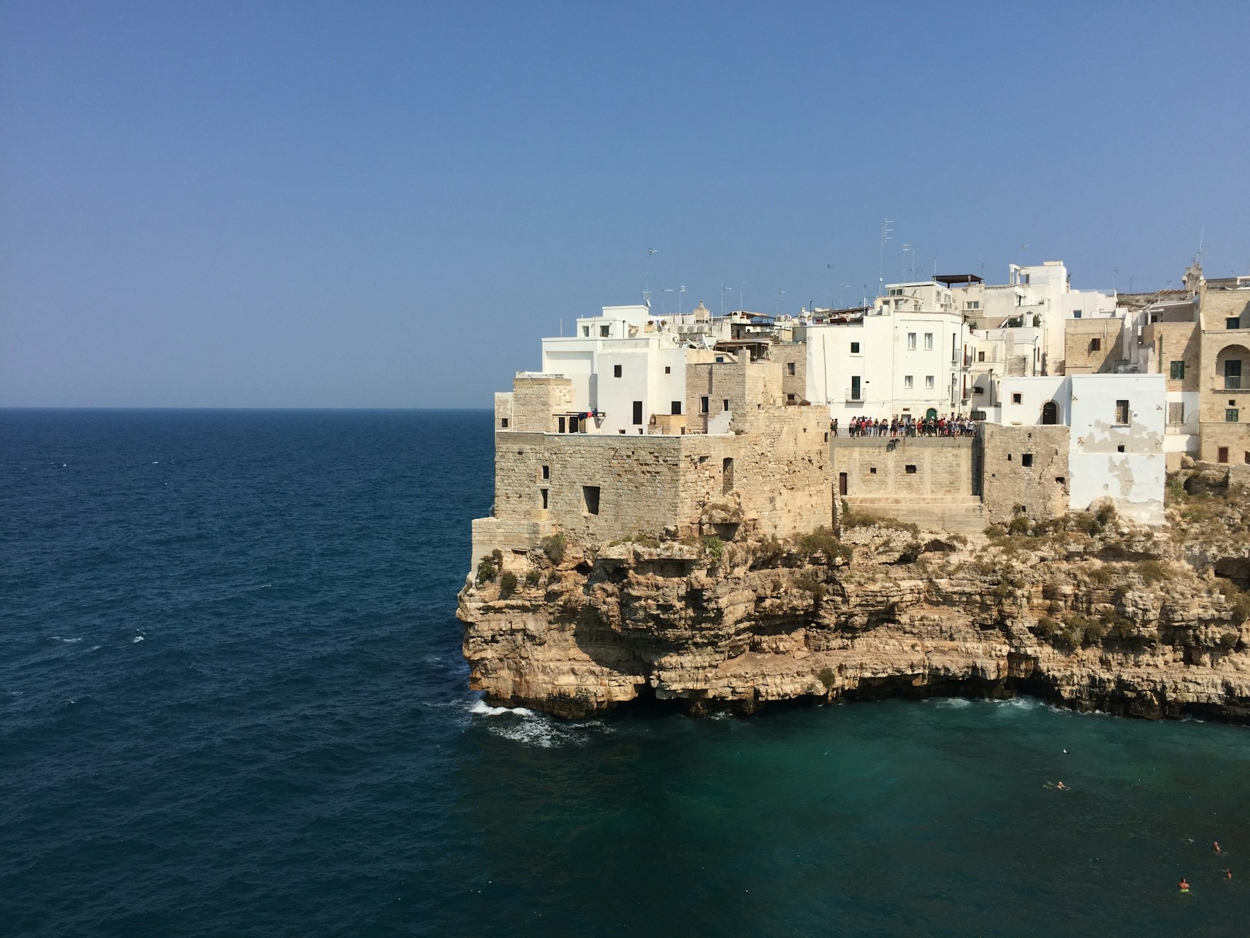 Falaises et maisons blanches de Polignano a Mare